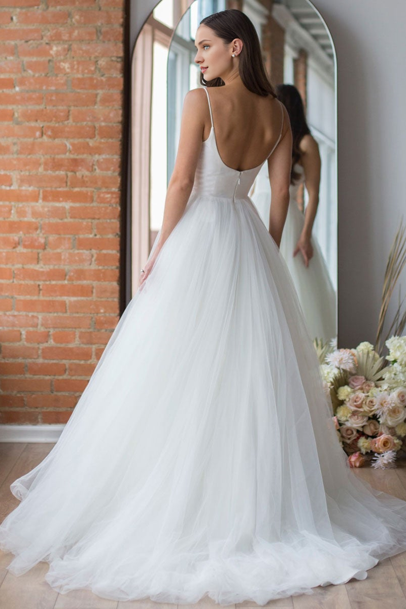 Vestido de novia largo de tul con tirantes finos de Weitese